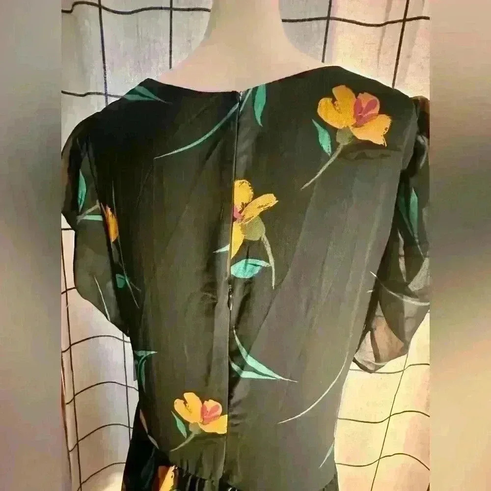 Green floral Mini Dress - Picture 3 of 9